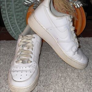 Nike women’s Air Force 1 07’ size 8 white leather low top sneakers